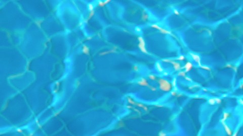 Si tienes alberca o jardín en casa, aprovéchalos para tomar el Sol.