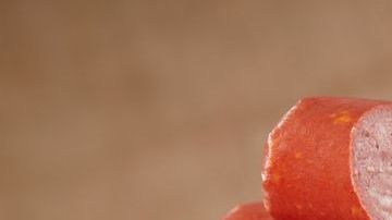 Comer carne procesada como salchichas, embutidos o preparaciones en conserva es carcinógeno para los humanos.