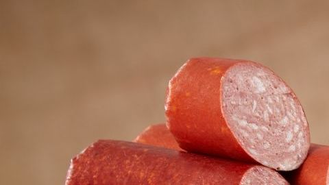 Comer carne procesada como salchichas, embutidos o preparaciones en conserva es carcinógeno para los humanos.