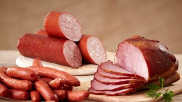 Comer carne procesada como salchichas, embutidos o preparaciones en conserva es carcinógeno para los humanos.