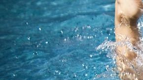 Si el agua está correctamente clorada, es imposible contagiarse de covid-19.