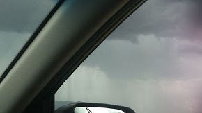 Aunque hay quien asegura que el auto es el lugar más seguro durante una tormenta, hay caso s que han demostrado lo contrario.