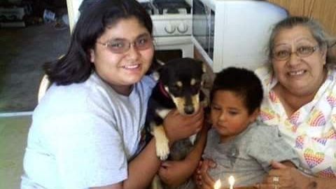 La señora Rosa junto a parte de su familia.