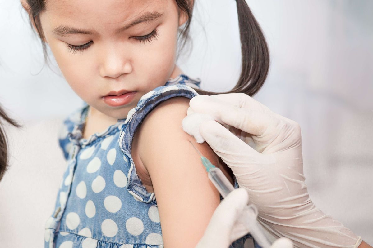 Los médicos de Chicago alientan a que tanto los adultos como los niños se vacunen contra el coronavirus. 