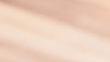 Hombres afroamericanos y latinos reciben clases de yoga en una organización latina que busca romper con el estigma de hablar sobre salud mental.