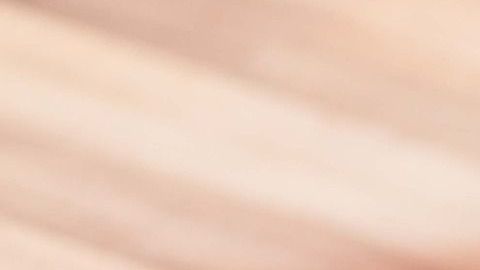 Hombres afroamericanos y latinos reciben clases de yoga en una organización latina que busca romper con el estigma de hablar sobre salud mental.