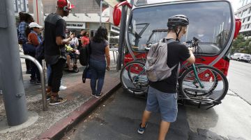 05/16/19/LOS ANGELES/A commuter places his bicycle on a metro bus during Bike to Work Day.  (Aurelia Ventura/La Opinion)