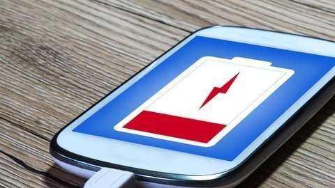 No se debe usar un cargador portátil con el teléfono encendido en un avión.