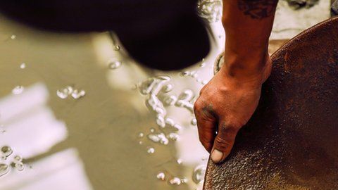 Derechos de autor de la imagenREUTERS
Image caption
El mercurio mezclado con agua se utiliza para extraer oro de las piedras.