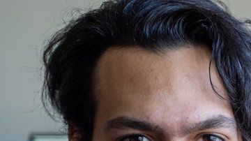 Abdelrhman Badr se quemó los dedos al tocar un componente de la computadora que se había recalentado.