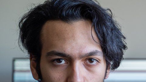 Abdelrhman Badr se quemó los dedos al tocar un componente de la computadora que se había recalentado.