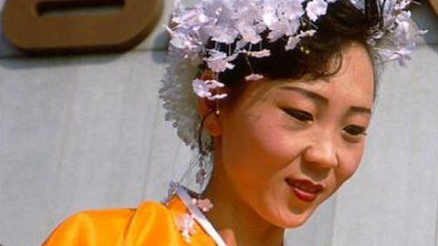 La novela norcoreana "Friend", publicada en 1988 y un éxito en su país, trata sobre las relaciones matrimoniales entre dos parejas.