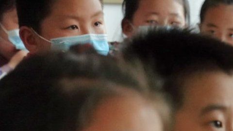 En muchos lugares, la vuelta al cole será con mascarillas.