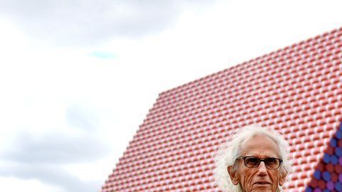 "La Mastaba" en Londres, fue presentada por Christo en el Hyde Park de la capital británica en 2018.