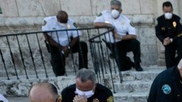 Policías de Coral Gables, Florida, se arrodillaron durante una protesta por la muerte de George Floyd.