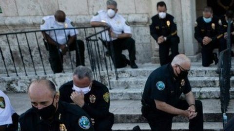 Policías de Coral Gables, Florida, se arrodillaron durante una protesta por la muerte de George Floyd.