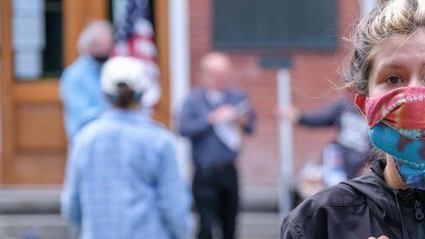 "Encacerlen a los 4", pide esta mujer en una de las manifestaciones  en EE.UU.