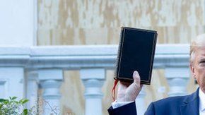 Trump posó frente a una iglesia dañada por protestas.