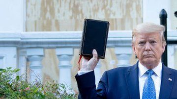 Trump posó frente a una iglesia dañada por protestas.