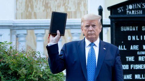 Trump posó frente a una iglesia dañada por protestas.