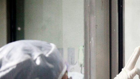 Los médicos en Wuhan, origen de la pandemia, alertaron de pacientes infectados con un nuevo virus desde diciembre.