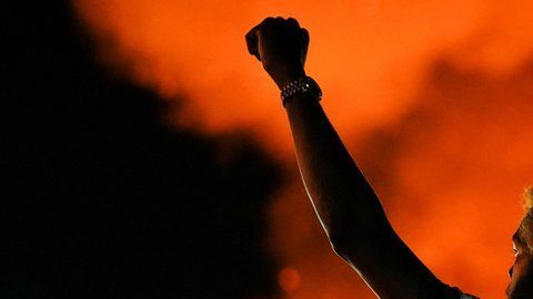 112890150_hi061942648