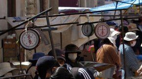 En los mercados populares es muy difícil mantener el distanciamiento social.