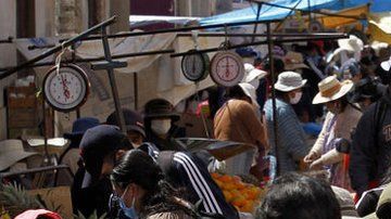 En los mercados populares es muy difícil mantener el distanciamiento social.