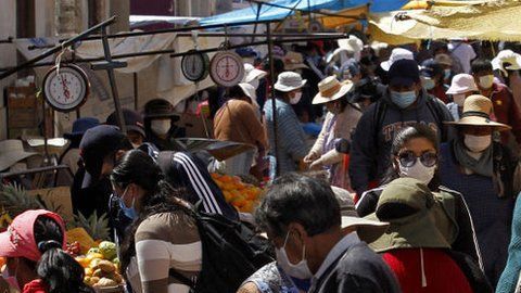 En los mercados populares es muy difícil mantener el distanciamiento social.