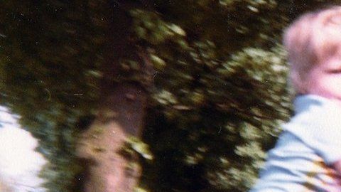 Iain Cunningham con su madre cuando tenía dos años y medio.