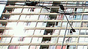 A pesar de la cuarentena, cientos de residentes salen de sus departamentos y recorren los edificios vendiendo más de 200 productos de toda clase.