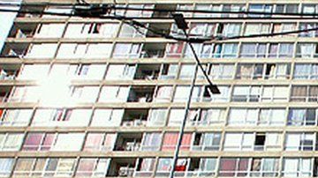 A pesar de la cuarentena, cientos de residentes salen de sus departamentos y recorren los edificios vendiendo más de 200 productos de toda clase.