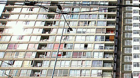 A pesar de la cuarentena, cientos de residentes salen de sus departamentos y recorren los edificios vendiendo más de 200 productos de toda clase.