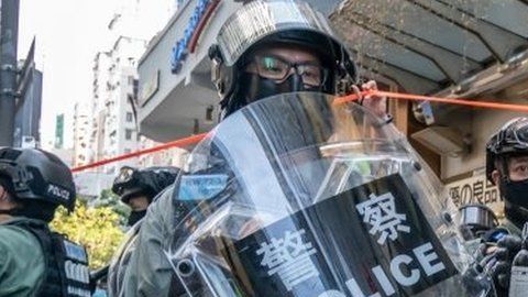 La policía china prohibió la marcha con que el 1 de julio se celebra el traspaso de Hong Kong a China en 1997.