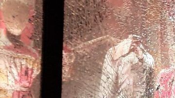 Vitrina destrozada antes del toque de queda del lunes en Flatiron