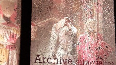 Vitrina destrozada antes del toque de queda del lunes en Flatiron