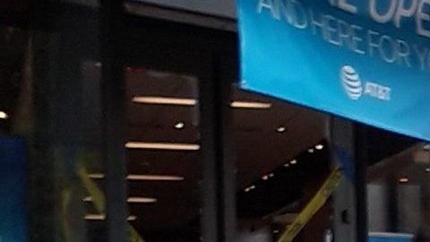Limpieza de una tienda saqueada en 5ta Av y Broadway