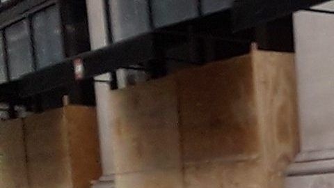 Tablones, cual féretros, cubren la ciudad avergonzada