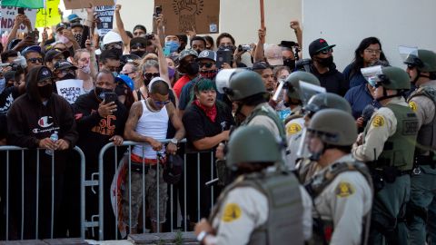 Protestan por la muerte de Andrés Guardado en sede de LASD, Compton.