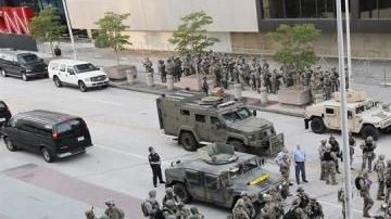 La autora de la divertida escena buscaba traer "energía positiva" a las manifestaciones.