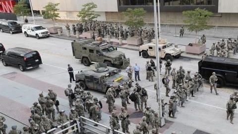 La autora de la divertida escena buscaba traer "energía positiva" a las manifestaciones.