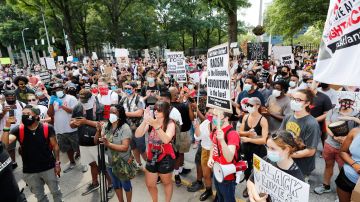 Manifestantes protestan por la muerte de Rayshard Brooks en Atlanta.