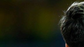 El difícil abrazo de dos amigos en el Mineirao: Messi es consolado por Neymar.