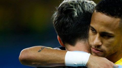 El difícil abrazo de dos amigos en el Mineirao: Messi es consolado por Neymar.