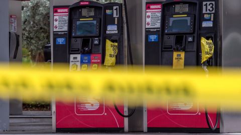 Una estación de gasolina con cinta de "Fuera de servicio" por la alta demanda en Miami.