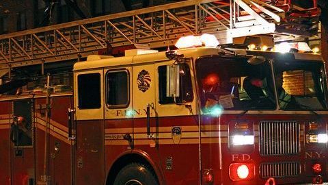 Un incendio en una vivienda en el barrio de West Englewood dejó dos personas heridas.
