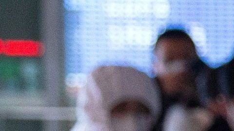 Aeropuertos chinos revisan la temperatura corporal de los pasajeros.