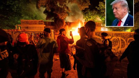 Manifestantes se reúnen en el exterior del complejo presidencial.