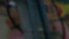 CLO0010. CALI (COLOMBIA), 02/06/2020.Un hombre tira huesos en una carreta este martes en una plaza de mercado en Cali (Colombia). Las autoridades de la ciudad decretaron el cierre de la plaza de mercado Santa Elena por nueve días, debido a que en este lugar se han detectado más de 70 contagiados por COVID-19, y han fallecido 5 personas. EFE/ Ernesto Guzmán Jr