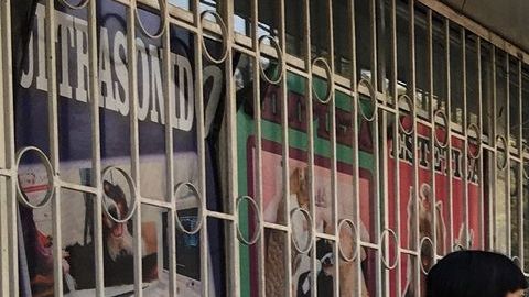 Vecinos van por despensas que reparte legislador.